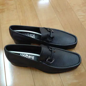 Ferragamo 로퍼 금장 장식