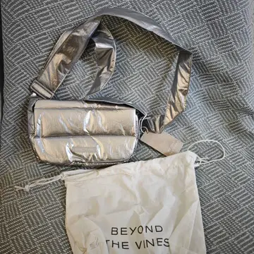 BEYOND THE VINES 숄더백 미니