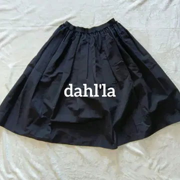 dahl'la 달리아 블랙 볼륨 플레어 스커트 무릎 기장 전체 밴딩