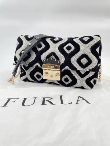 FURLA 누볼라 메트로폴리스 다마스크 무늬 찡 장식