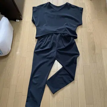 다크 네이비 V넥 셋업