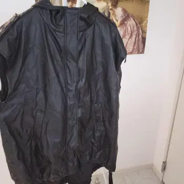 검은색 후드 부착 가죽 스타일 판초