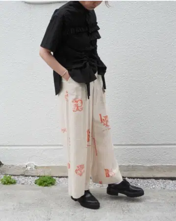 이번 시즌 봄/여름 토마스 맥파이 팬츠