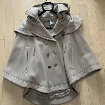 베이지 더블 브레스트 케이프 코트