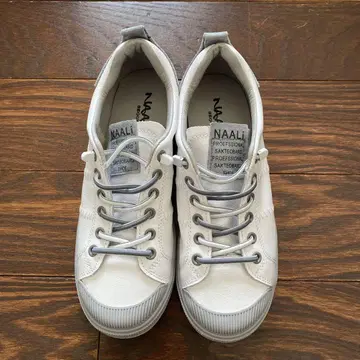 화이트 가죽 스니커즈 mal. rerere 레레레님