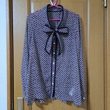 새상품급 n'Or 기하학 패턴 리본 포함 쉬폰 블라우스