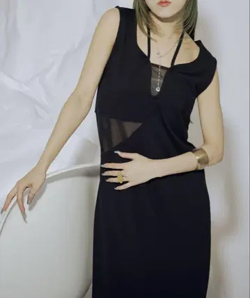 [새상품] Ezick Triangle cut out 시어 코드 원피스