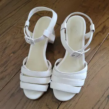 Aide de Vivre 화이트 스트랩 샌들 S