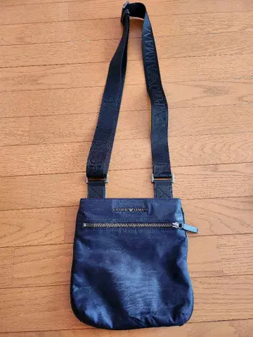 EMPORIO ARMANI 네이비 나일론 숄더백