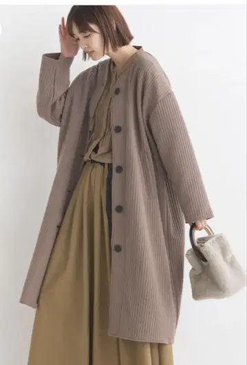 [OMNES] 라인 퀼트 노카라 롱 코트 모카