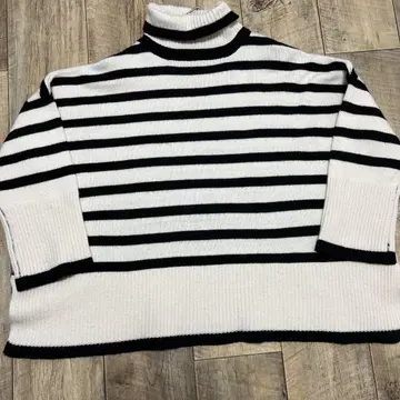Alma Design 스트라이프 터틀넥 니트 24A515