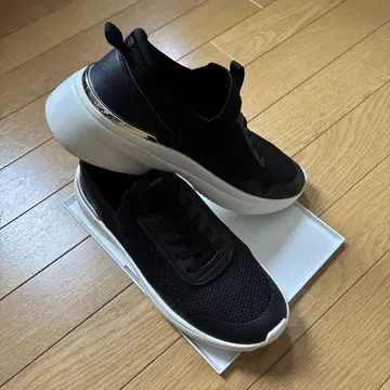 마리끌레르 메쉬 소재 블랙스 스니커즈