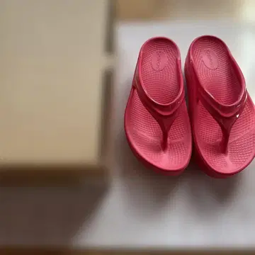 OOFOS 핑크 샌들