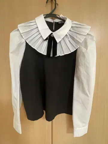 ZARA 플리츠  블랙 화이트 긴팔 셔츠
