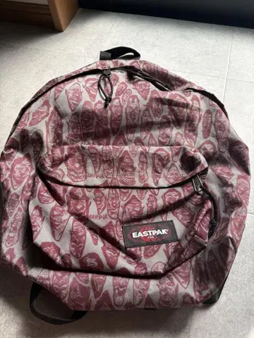 EASTPAK 얼굴 프린트 백팩