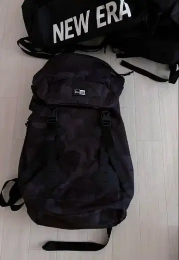가격 인하 NEW ERA 뉴에라 블랙 카모플라쥬 백팩 대용량 모자 수납
