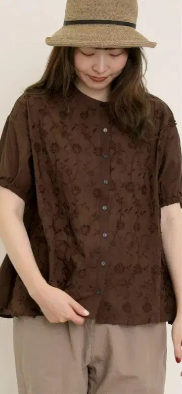 사만사 모스모스 3D 자수 밴드 카라 블라우스 브라운