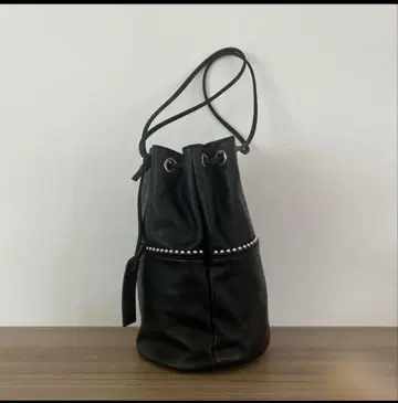 마르코마지 블랙 가죽 버킷백 스터드