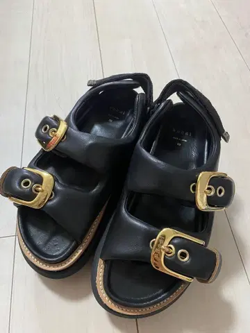 sacai 블랙 가죽 통굽 샌들