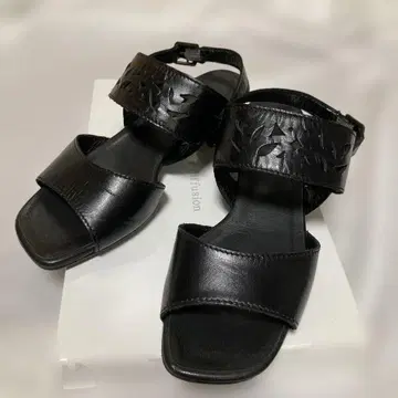 천연 가죽 블랙 컷 아웃 디자인 샌들