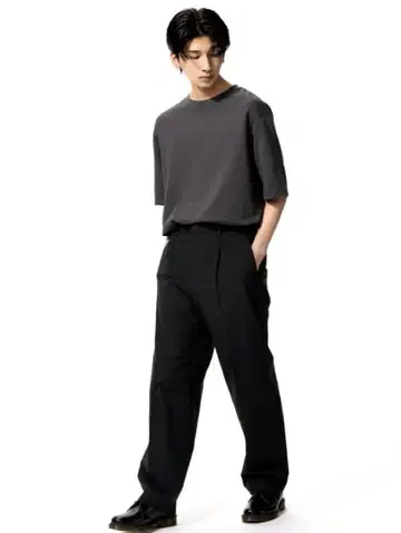 UNIQLO 턱 와이드 팬츠 라이트
