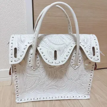 그레이스 콘티넨탈 카빙 트라이브스 마에스트라 S 화이트