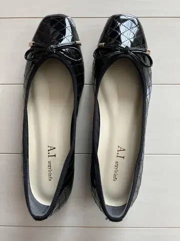 블랙 에나멜 리본 퀼팅 플랫슈즈