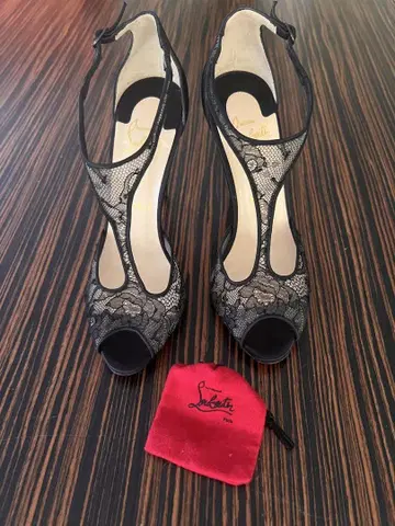 Christian Louboutin 블랙 레이스 하이힐