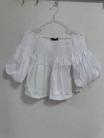 오프숄더 화이트 상의