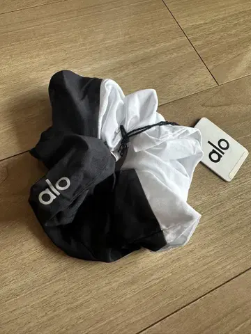 미사용 새상품 alo 스크런치 머리 밴딩 헤어 액세서리