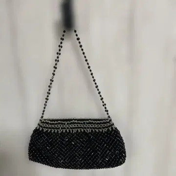 Petit Maison 비즈 뜨개 블랙 클러치백