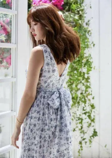 Her lip to Pleated Floral Midi Dress