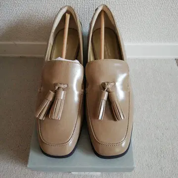 새상품 스퀘어 태슬 로퍼 (3cm 힐) 23.5cm 베이지