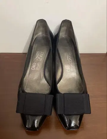 Ferragamo 블랙 펌프스 리본 포함