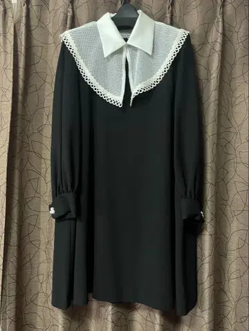 블랙 긴팔 원피스 커다란 화이트 레이스 옷깃