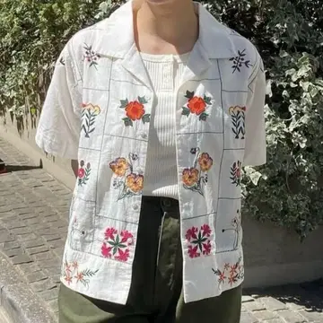 Freada 꽃 자수 셔츠
