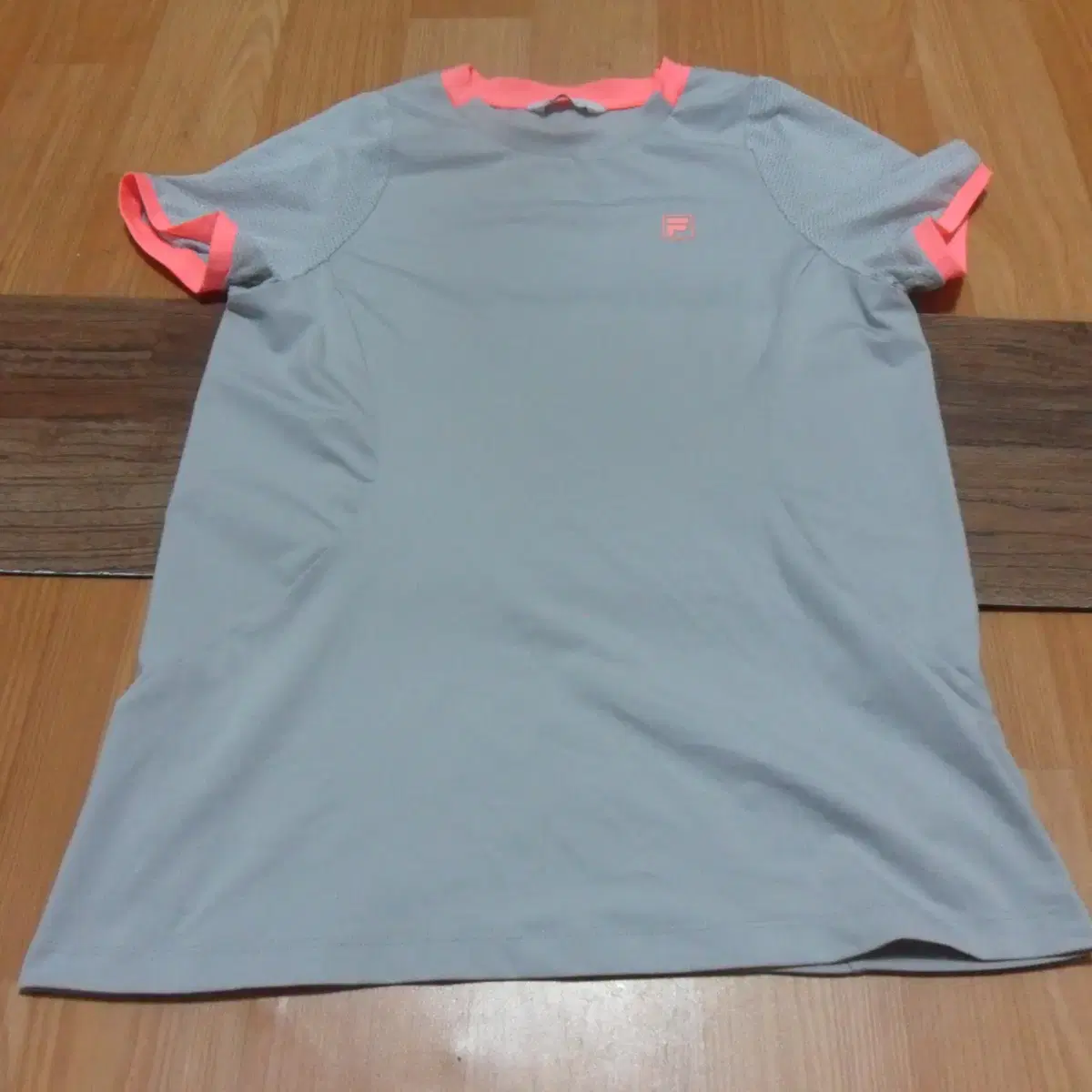 6000 won secondhand Fila short-sleeved round T-shirt for girls