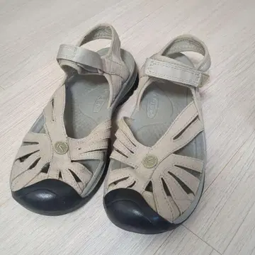 KEEN 로즈 샌들 베이지