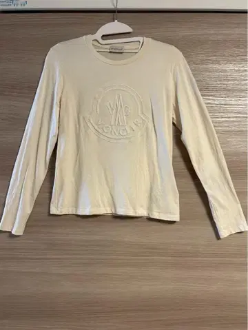 MONCLER 로고 자수 긴팔 티셔츠 아이보리