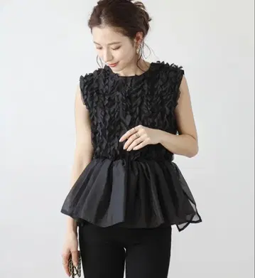 AMELY 슬리브리스 페플럼 상의 쉬폰 프릴 블랙 스나이델