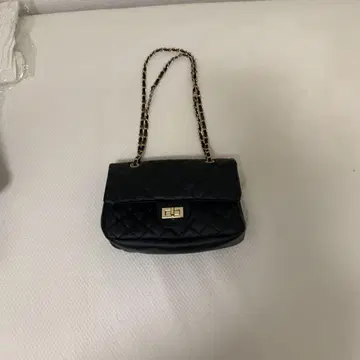 검정색 퀼팅 숄더백