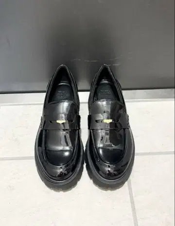 ZARA 에나멜 블랙 통굽 로퍼