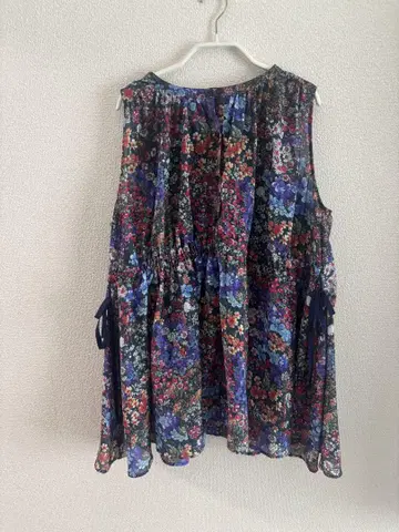 PaulSmith 꽃무늬 슬리브리스 플레어 상의