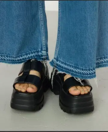로데오크라운즈 볼륨 솔 구르카 샌들