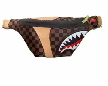 Sprayground 한정판 바디백 상어