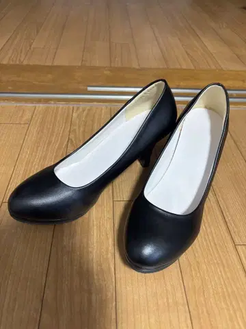 블랙 하이힐 펌프스