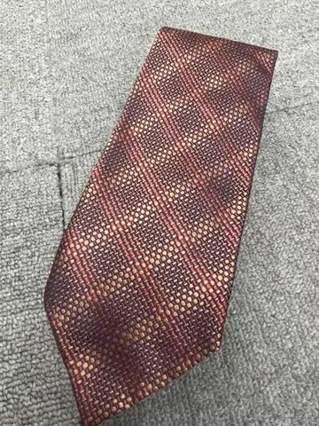 Salvatore Ferragamo 빨간색과 금색 체크 패턴 넥타이