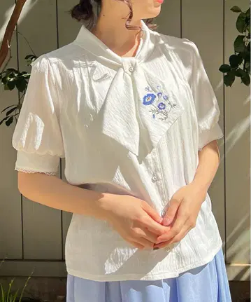 네모필라 자수 리본 블라우스 화이트