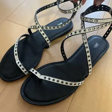 ZARA 스터드 블랙 & 화이트 샌들