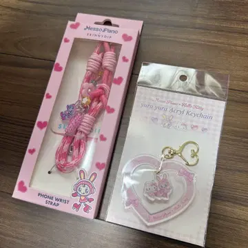 메조피아노 x 헬로키티 흔들흔들 아크릴 스트랩